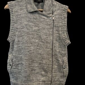 Banana Republic Size Small Zip Up Sweater Vest, Color, Gray with Pockets.